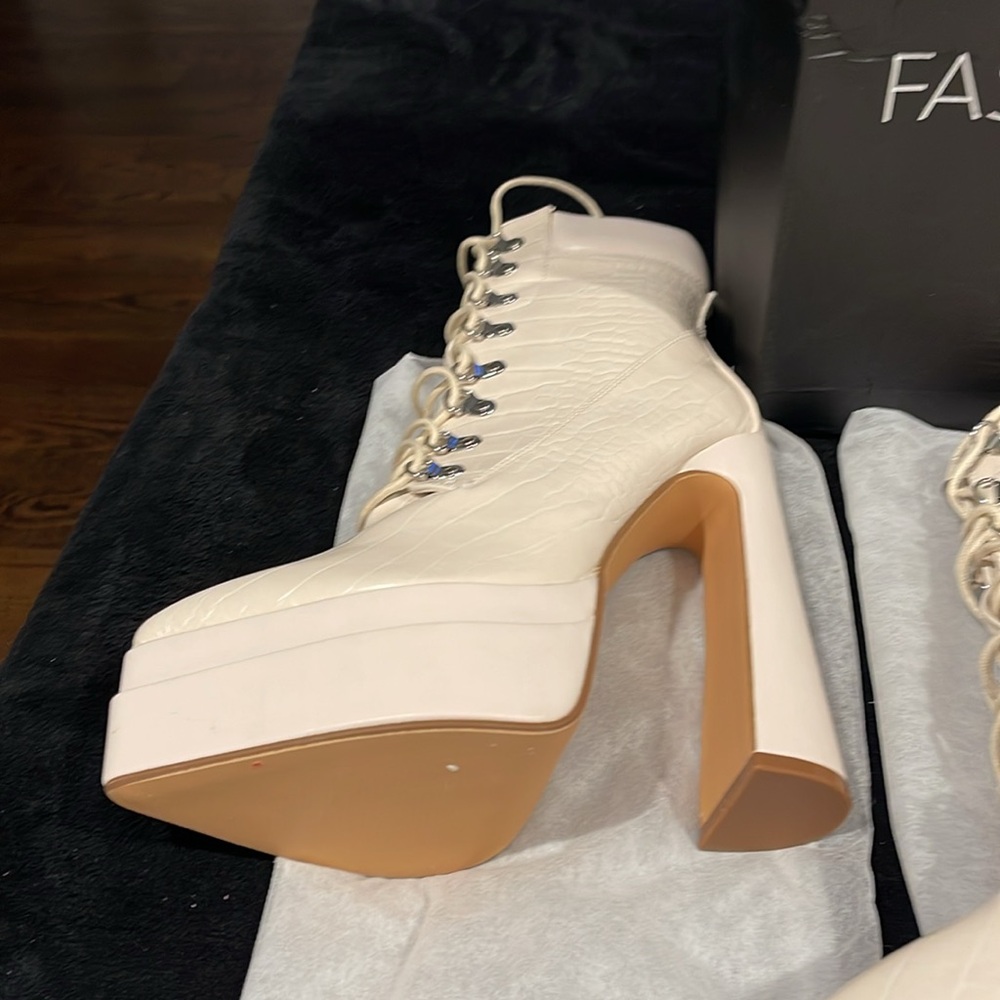 Brand new women cream color so fun and fabulous size 7/5 - Picture 2 of 7